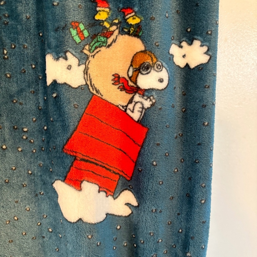 Snoopy Peanuts Christmas Velvet Soft Berkshire Throw